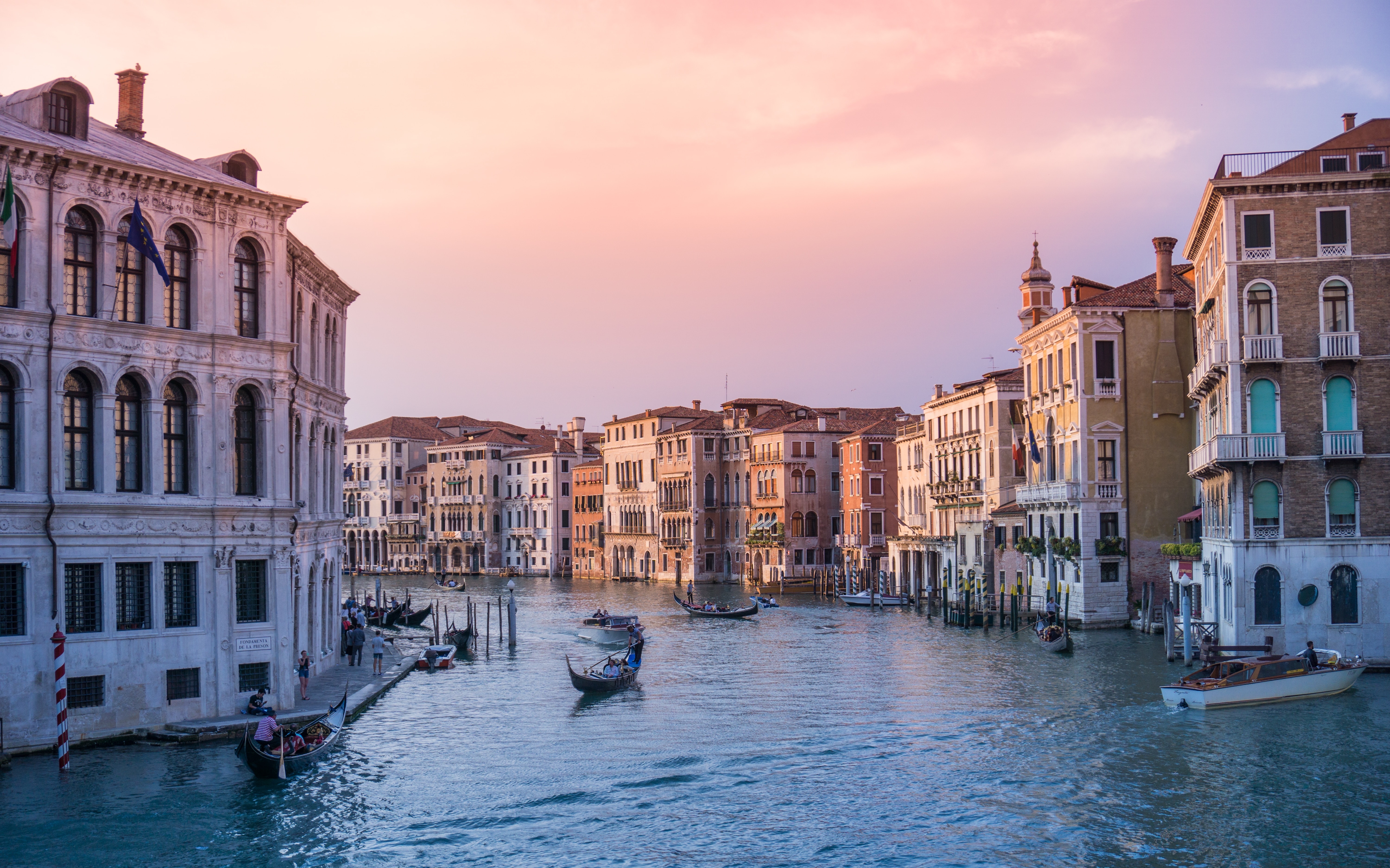 A river surrounded by buildings in Venezia, Italy.